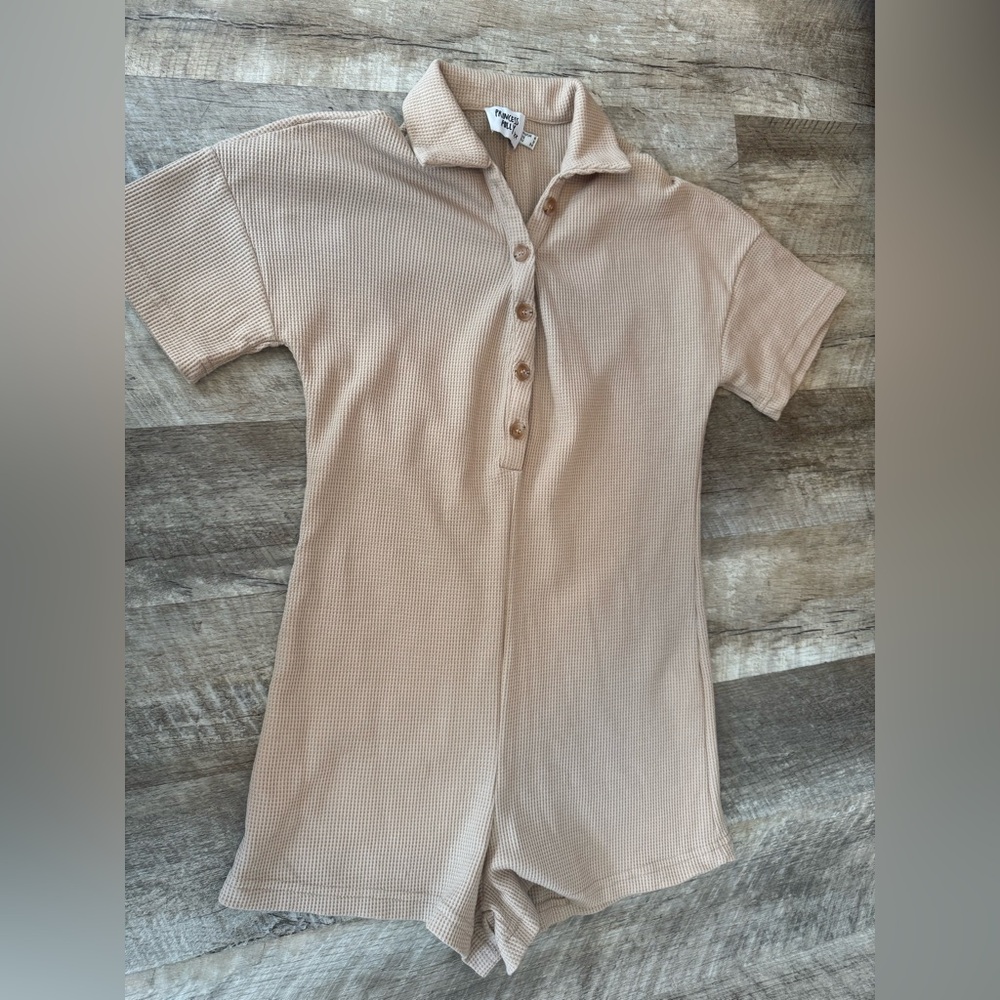 Princess Polly size 2 tan waffle fabric, short sleeve shorts romper, buttons